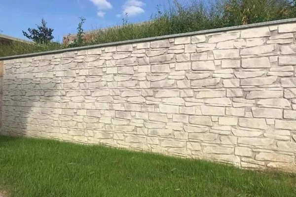 Muro de hormigón impreso vertical con textura de piedra gris en Vitoria-Gasteiz