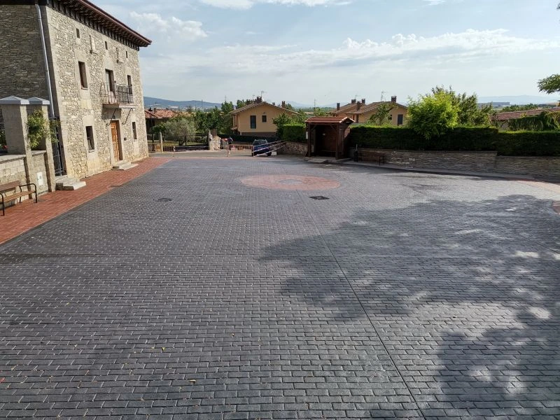 Plaza pública de Villodas pavimentada con hormigón impreso en adoquín gris