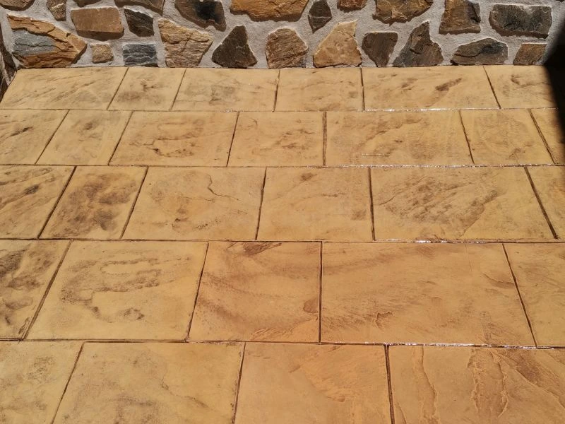 Pavimento de hormigón impreso en terracota en vivienda de Ollauri, La Rioja