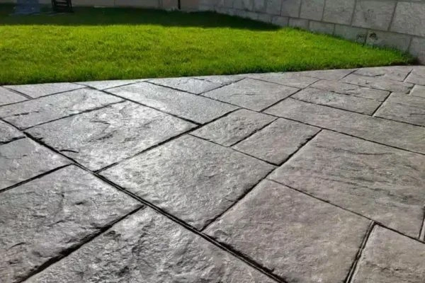 Pavimento de hormigón impreso con molde de piedra gris en jardín de Vitoria-Gasteiz