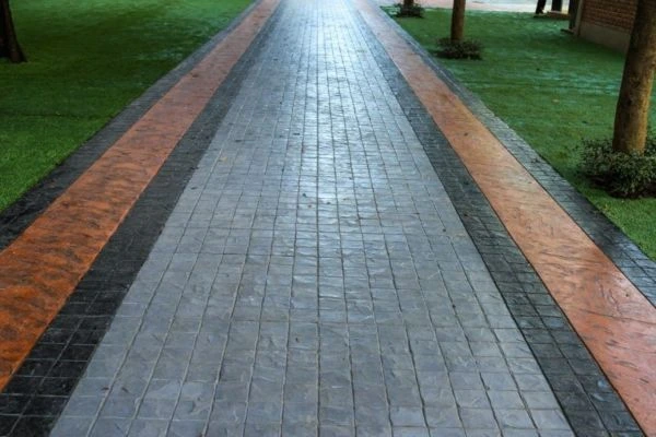 Mortero impreso con diseño de adoquín multicolor en camino exterior de Vitoria
