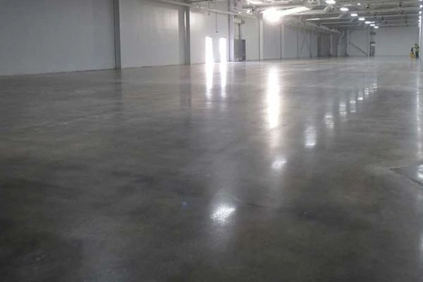 Pavimento industrial de hormigón pulido en nave de Álava con acabado espejo