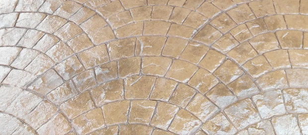 Molde adoquín romano en hormigón impreso con tonos dorados y grises