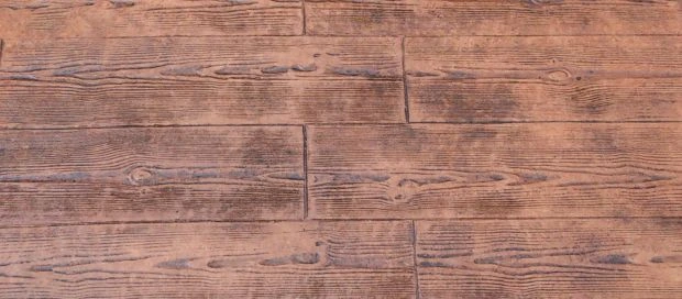 Detalle de pavimento con textura de madera envejecida en hormigón impreso
